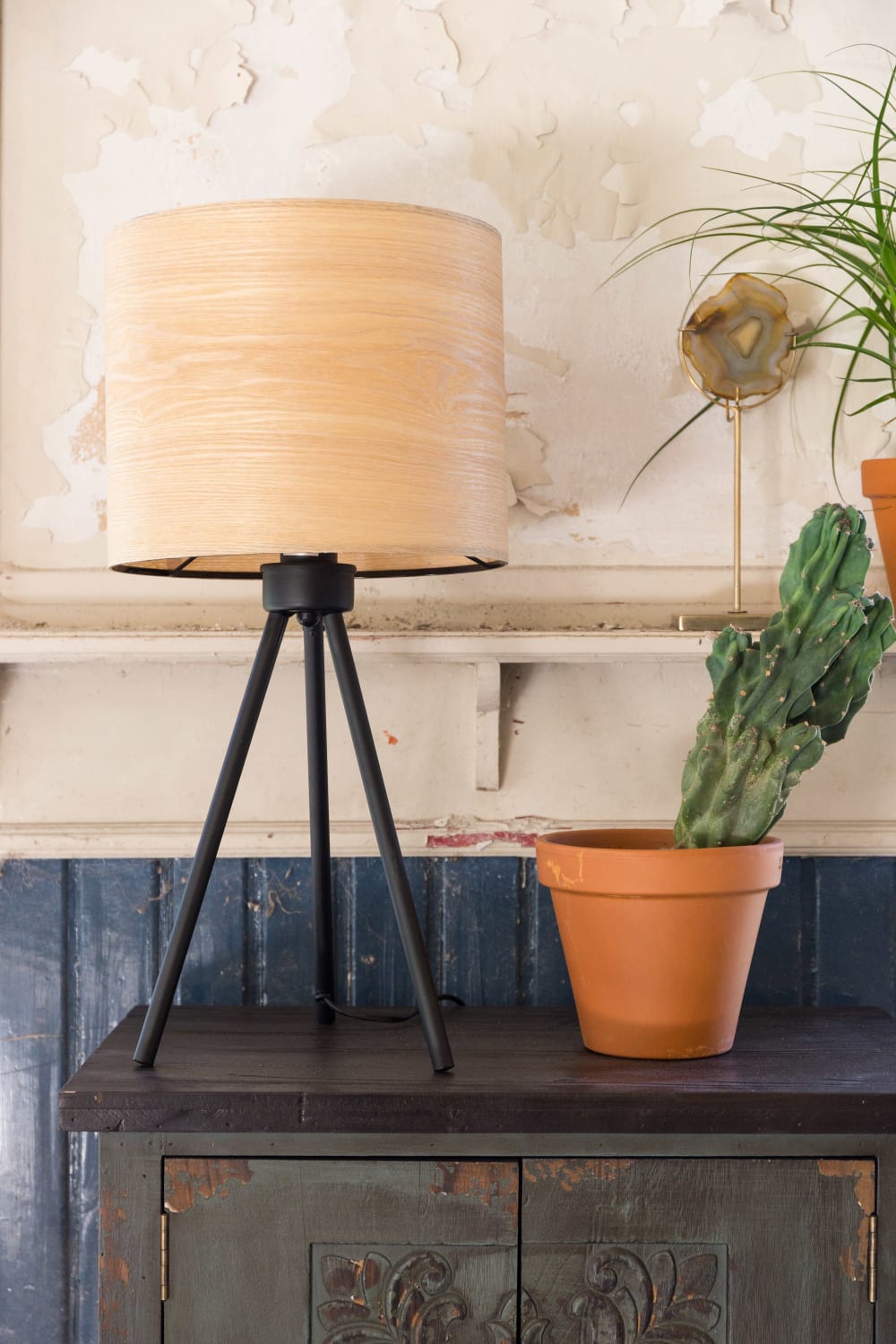 Lampe à poser en métal noir et abat jour en bois beige — vue 3