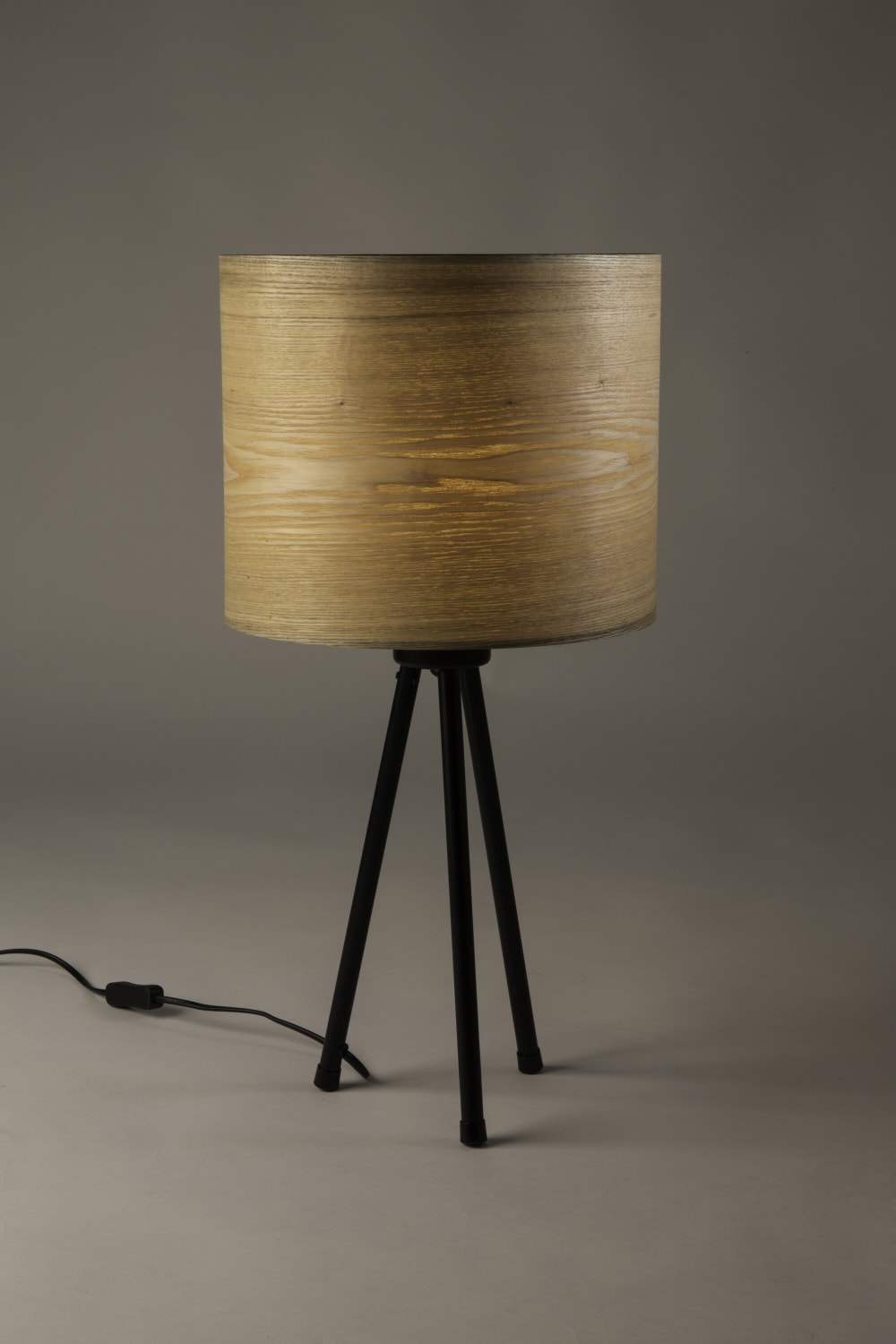Lampe à poser en métal noir et abat jour en bois beige — vue 4