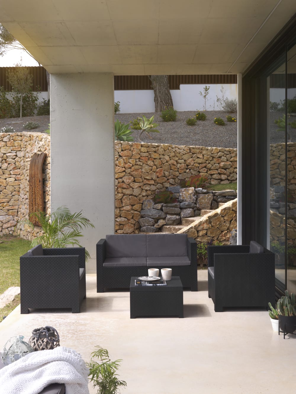 Salon de jardin en résine recyclée 4 places graphite - Maisons du Monde