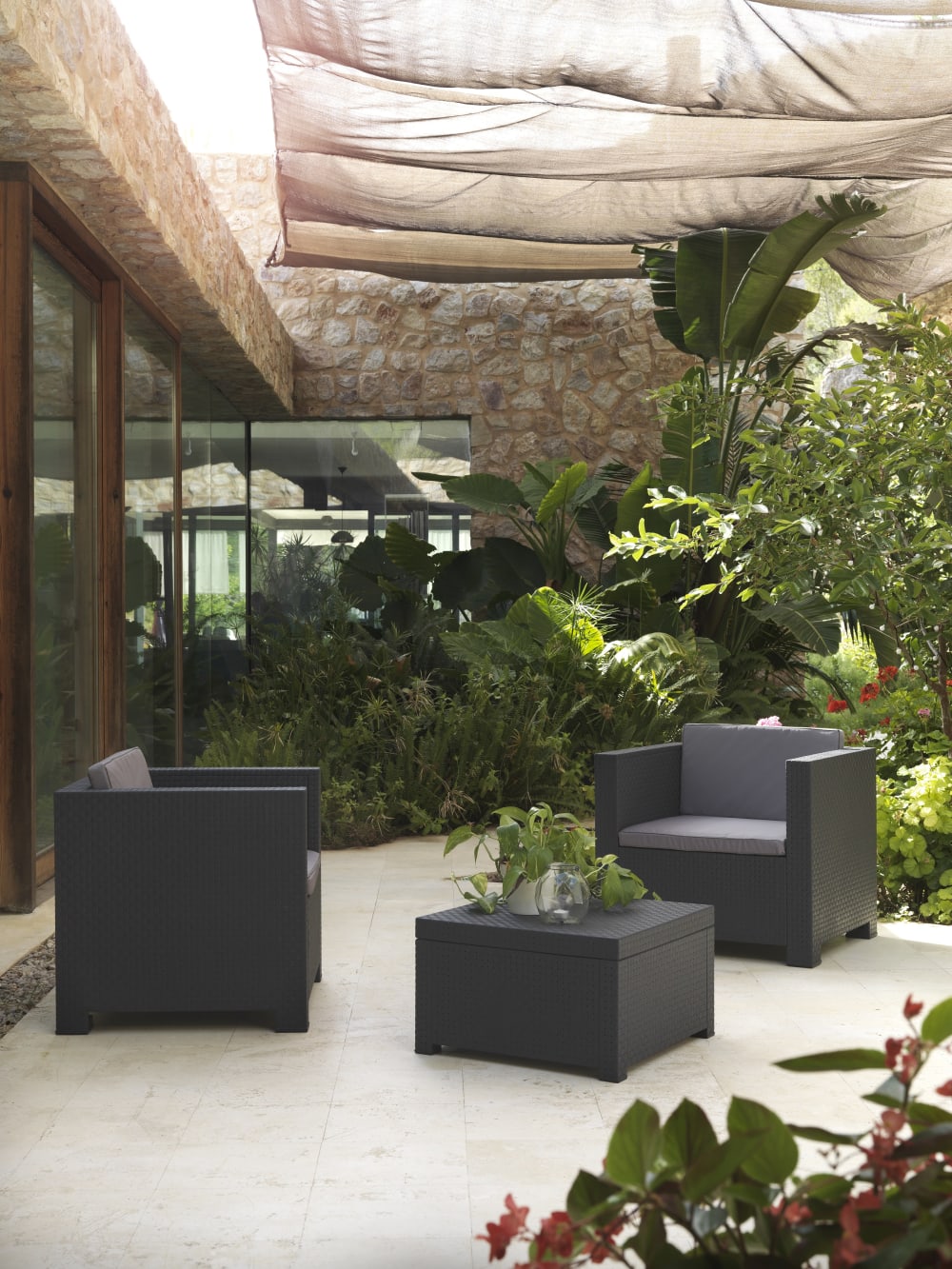 Salon de jardin en résine recyclée 2 places graphite - Maisons du Monde