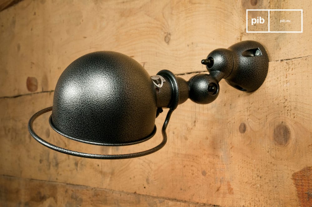 Applique en métal martelé noir - Maisons du Monde