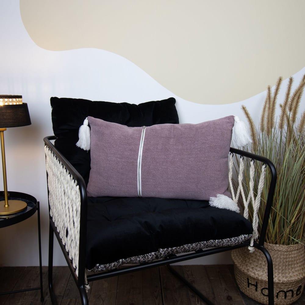 Coussin en coton rose avec pompons blancs 30x50cm — vue 3