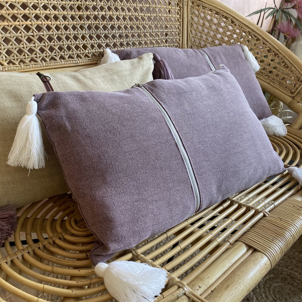 Coussin en coton rose avec pompons blancs 30x50cm — vue 4