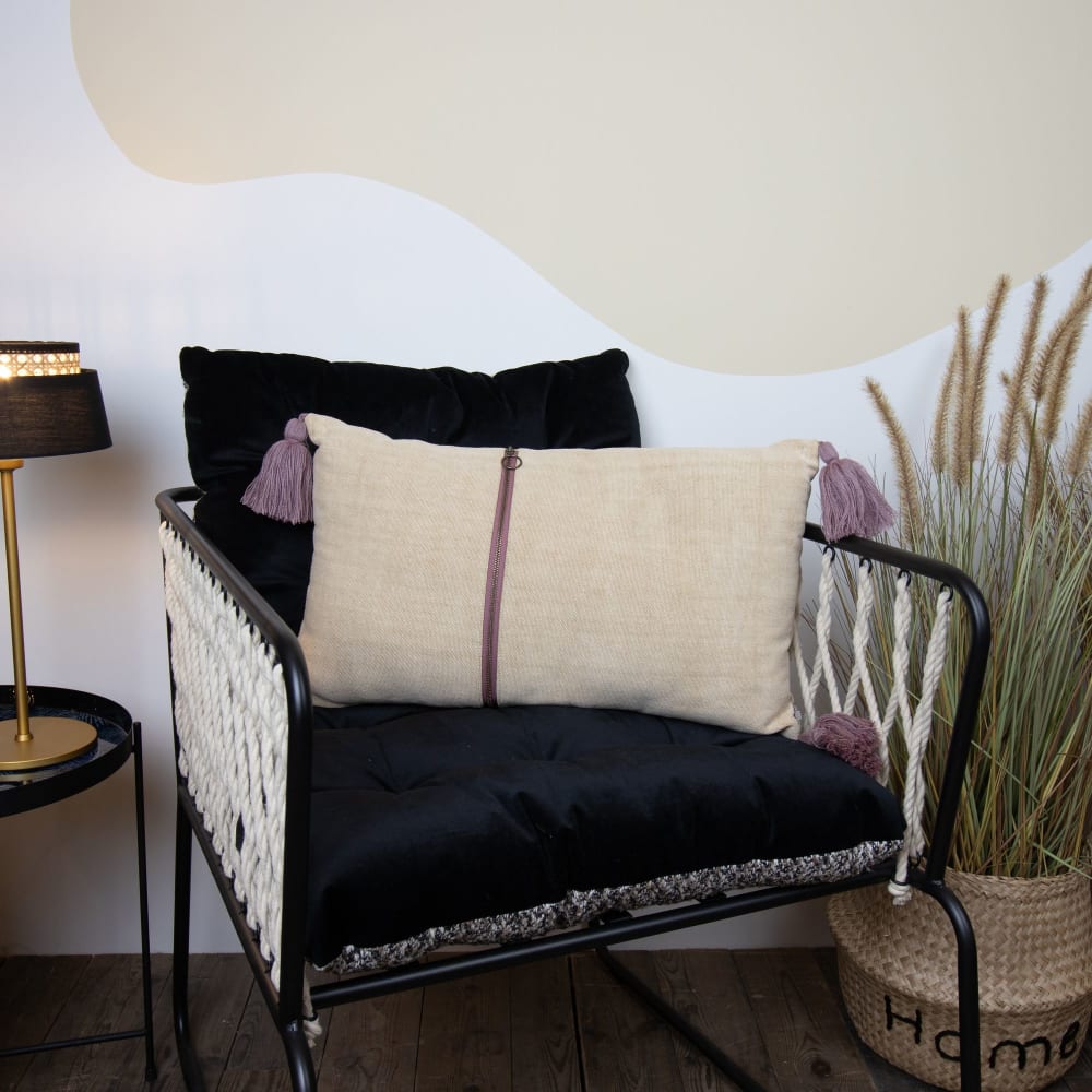 Coussin en coton beige avec pompons rose 30x50cm — vue 3