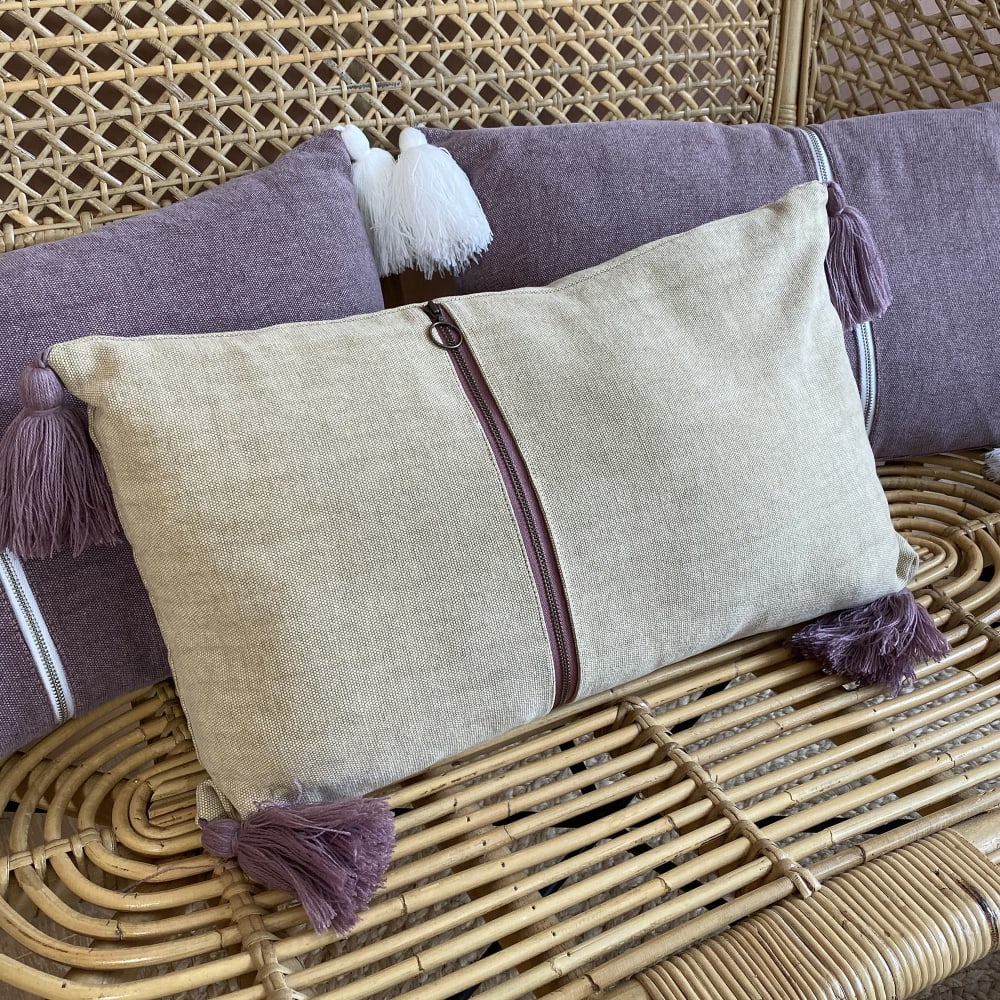 Coussin en coton beige avec pompons rose 30x50cm — vue 4