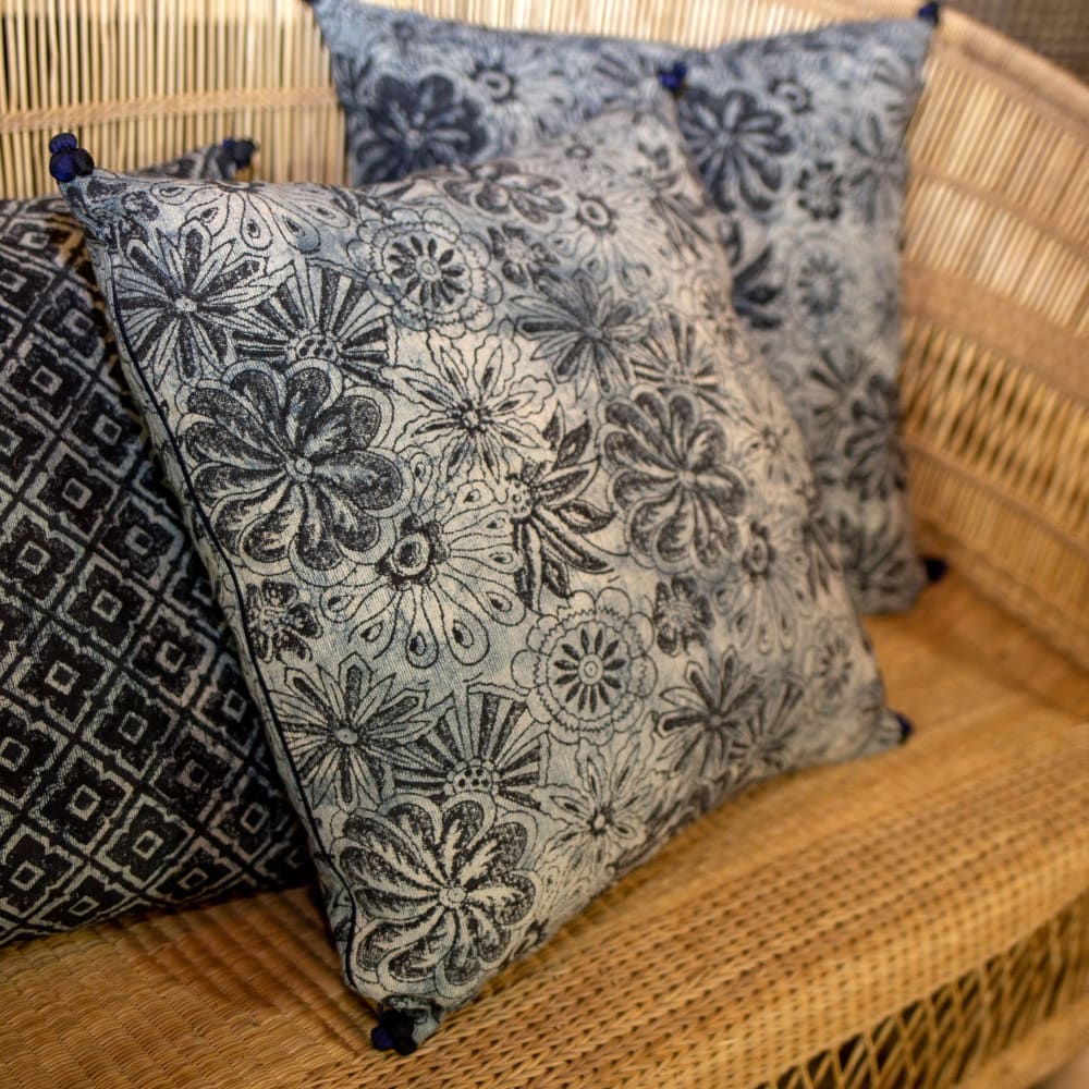 Coussin en coton bleu et noir avec pompons 45cm — vue 3