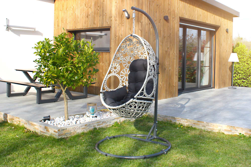 Fauteuil œuf suspendu en résine écrue avec coussin gris anthracite