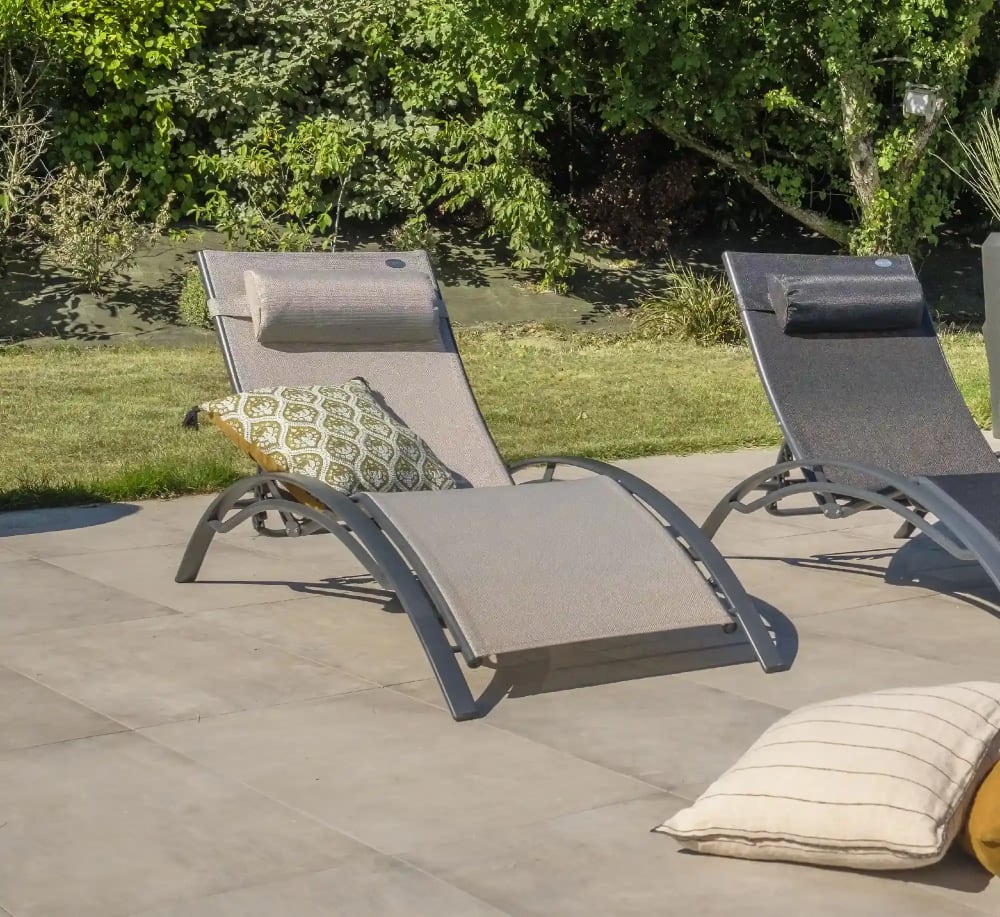 dcb garden Lot de 2 bains de soleil en aluminium et toile plastifiée style contemporain Gris