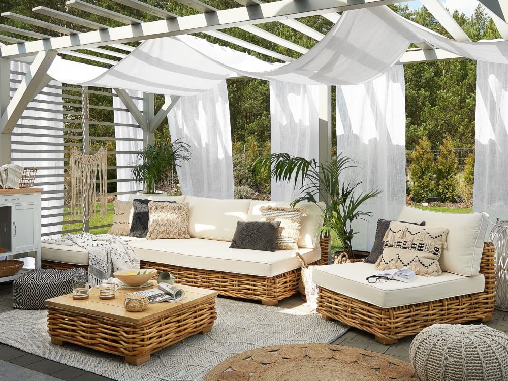 Salon de jardin 4 places en rotin marron et coussins blancs