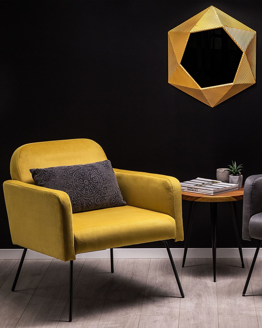 Fauteuil en velours jaune h77
