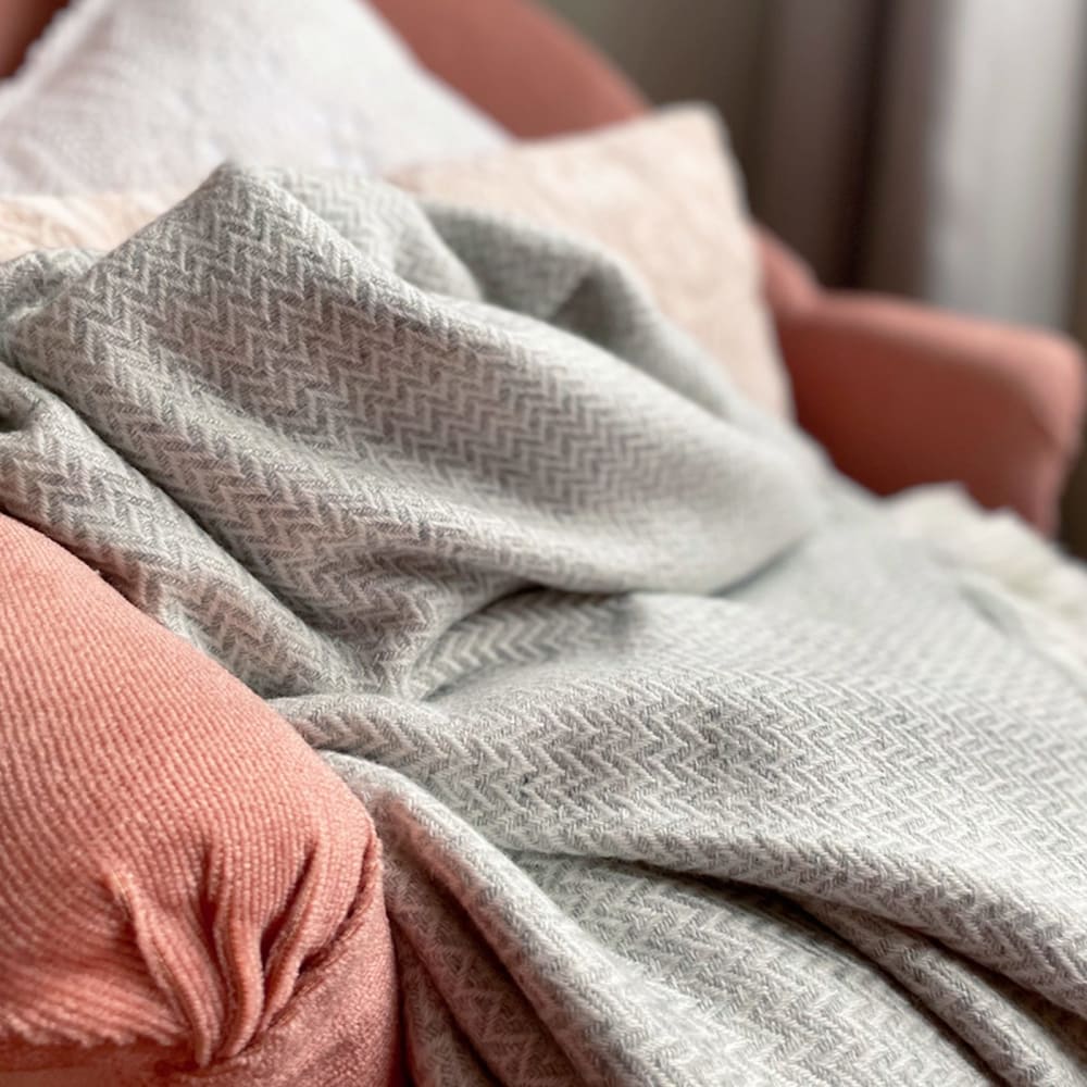 Plaid cachemire et laine chevrons gris argenté 130 x 230 cm