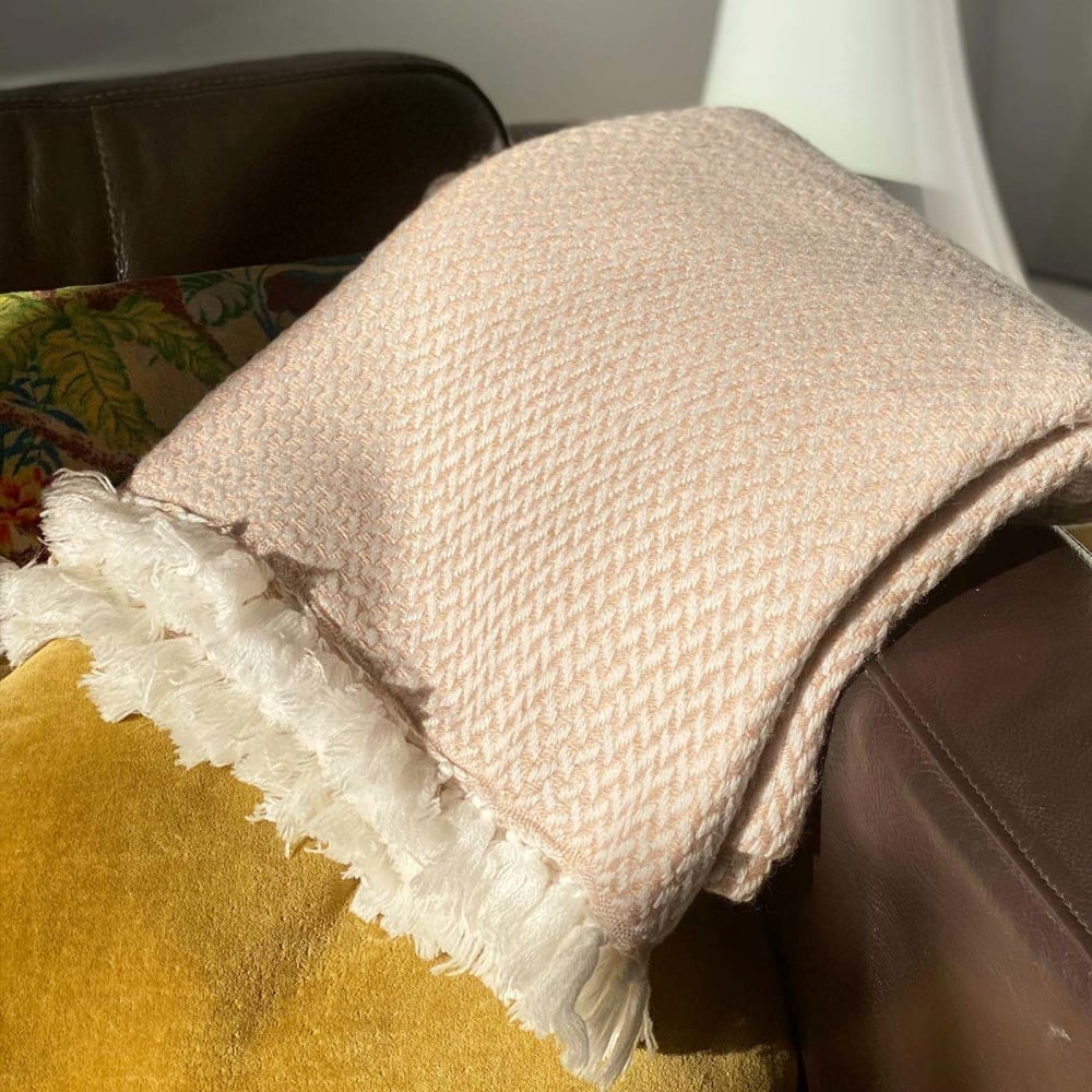 Plaid cachemire et laine petits chevrons beige foncé 130 x 230 cm