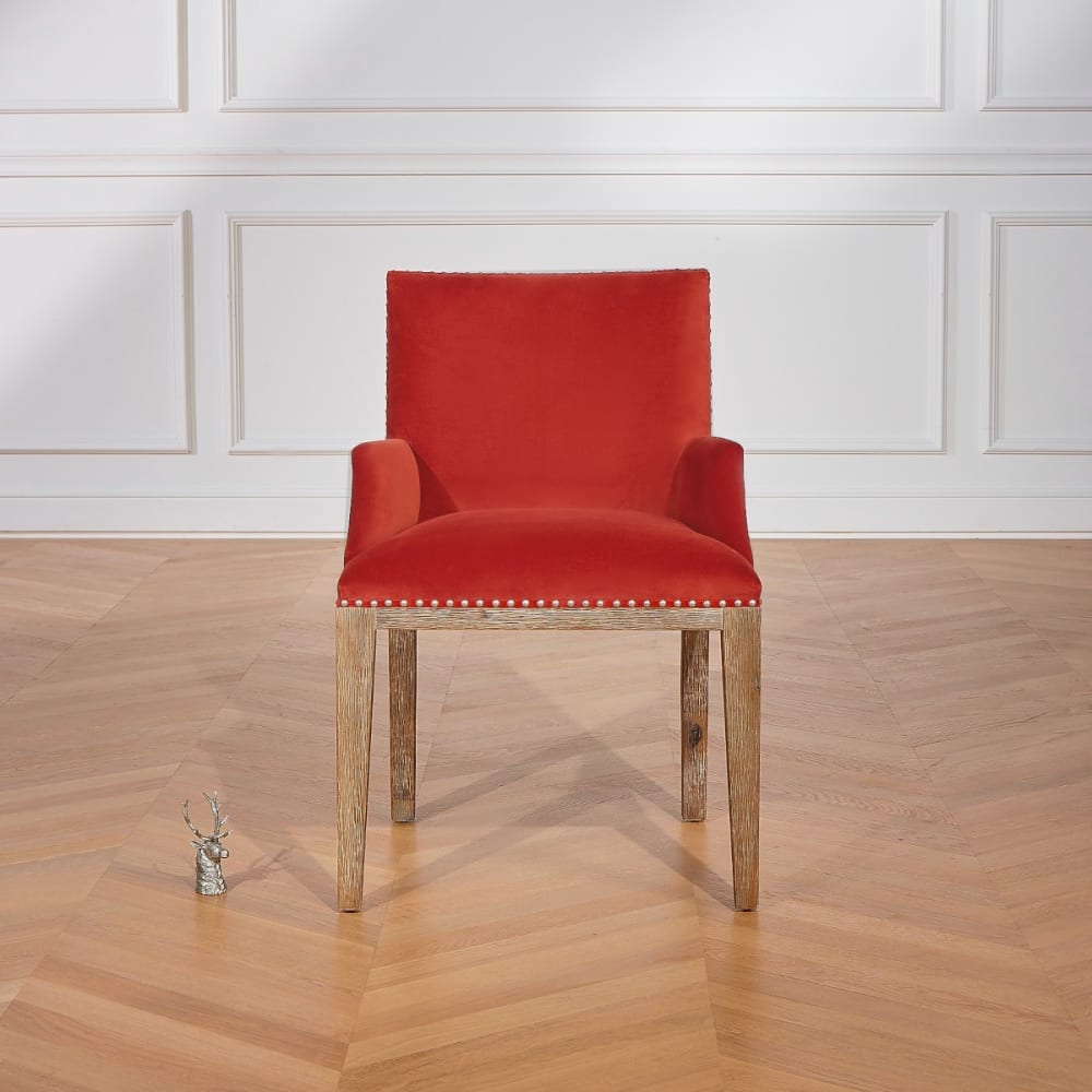 Fauteuil de table en acacia et velours clouté brique