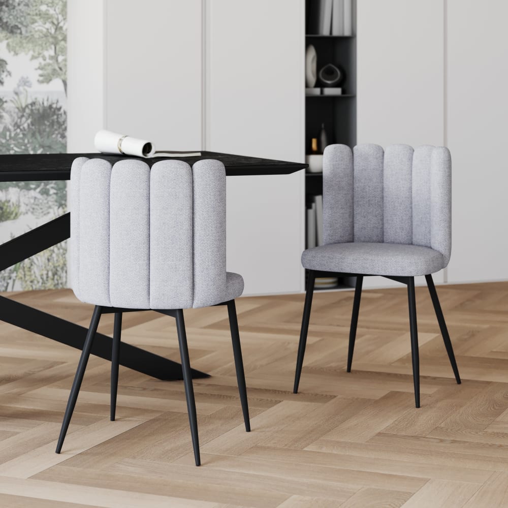 Set aus 2 Stühlen mit grauem Stoff und schwarzen Metallbeinen -