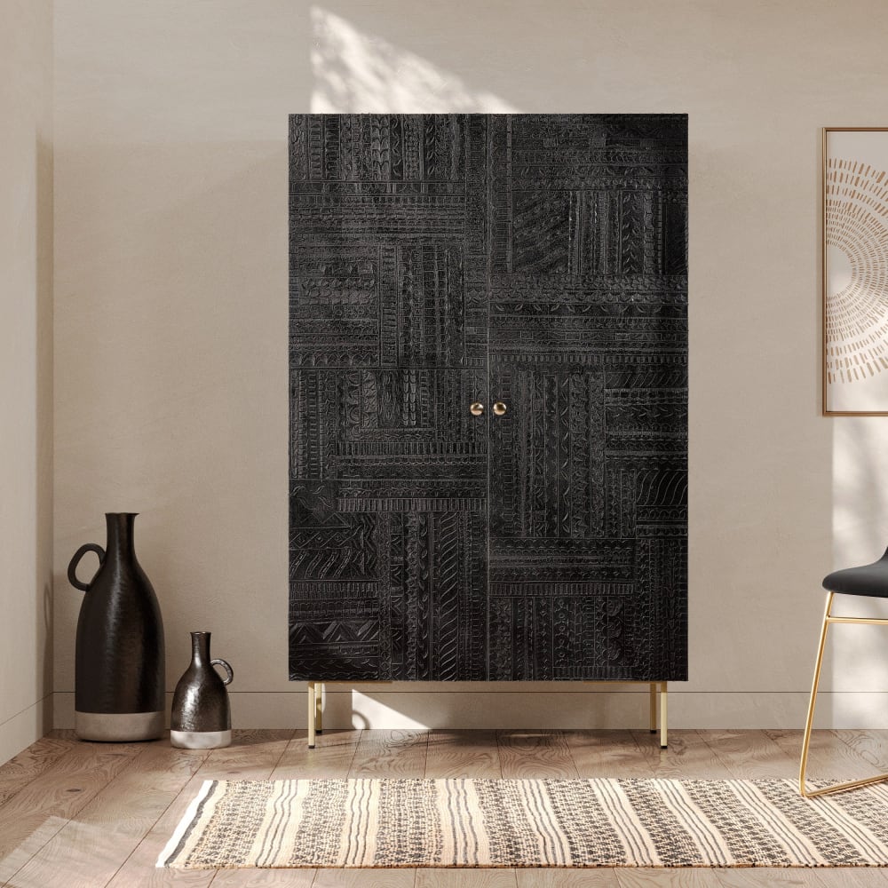 Schrank aus schwarzem Holz mit goldenen Metallverzierungen -