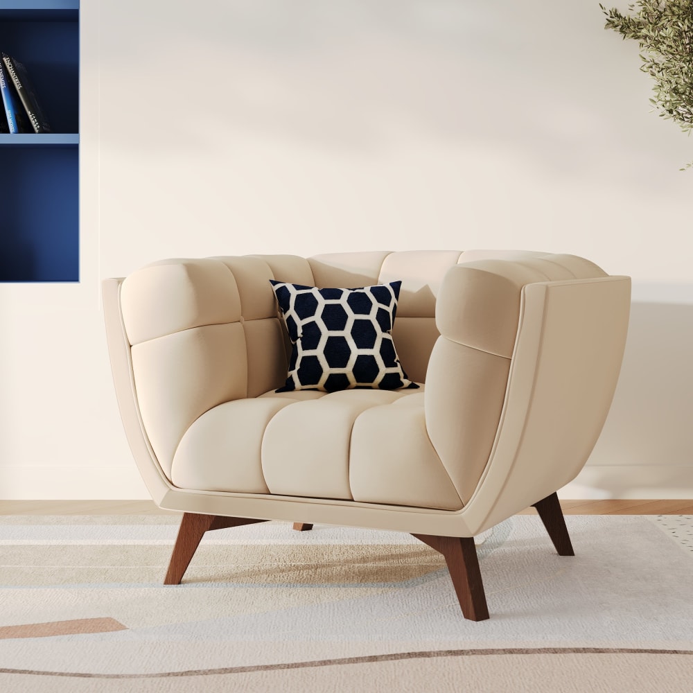 Fauteuil en velours beige capitonné
