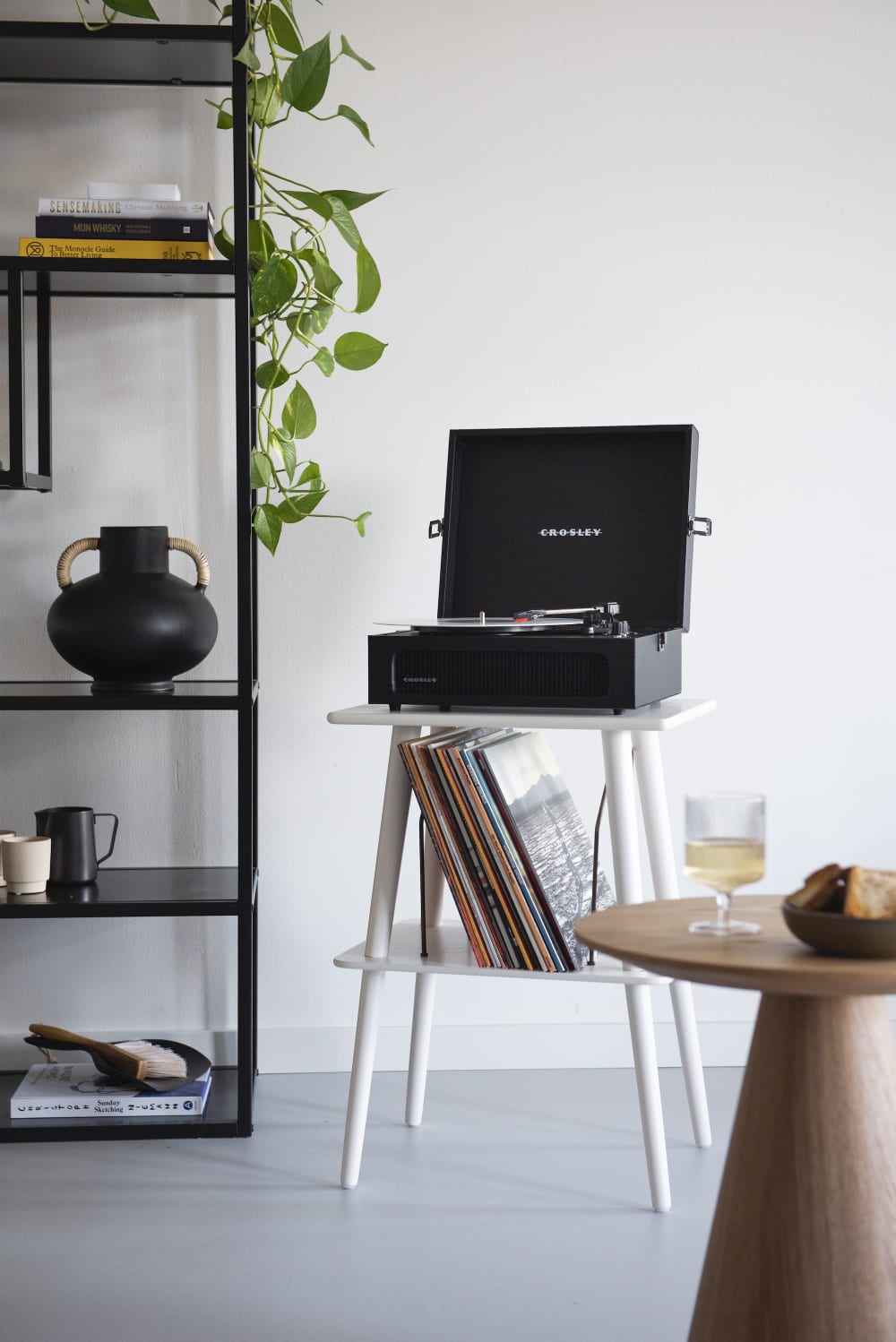 Table en placage blanc avec rangement pour disques vinyle