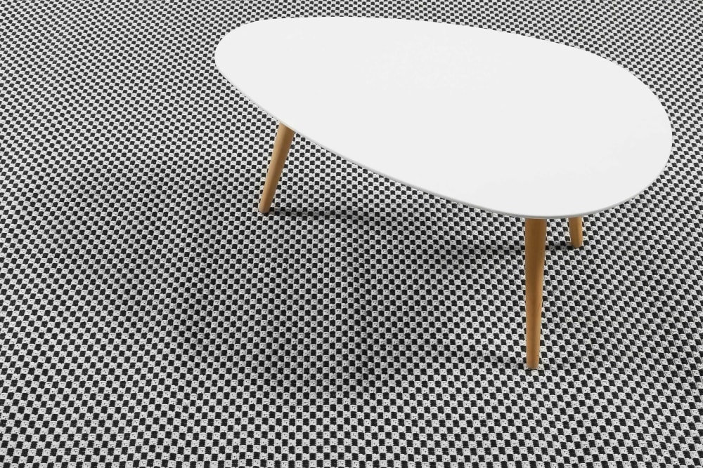 Tapis exterieur tissé plat motif damier blanc et noir 120x170