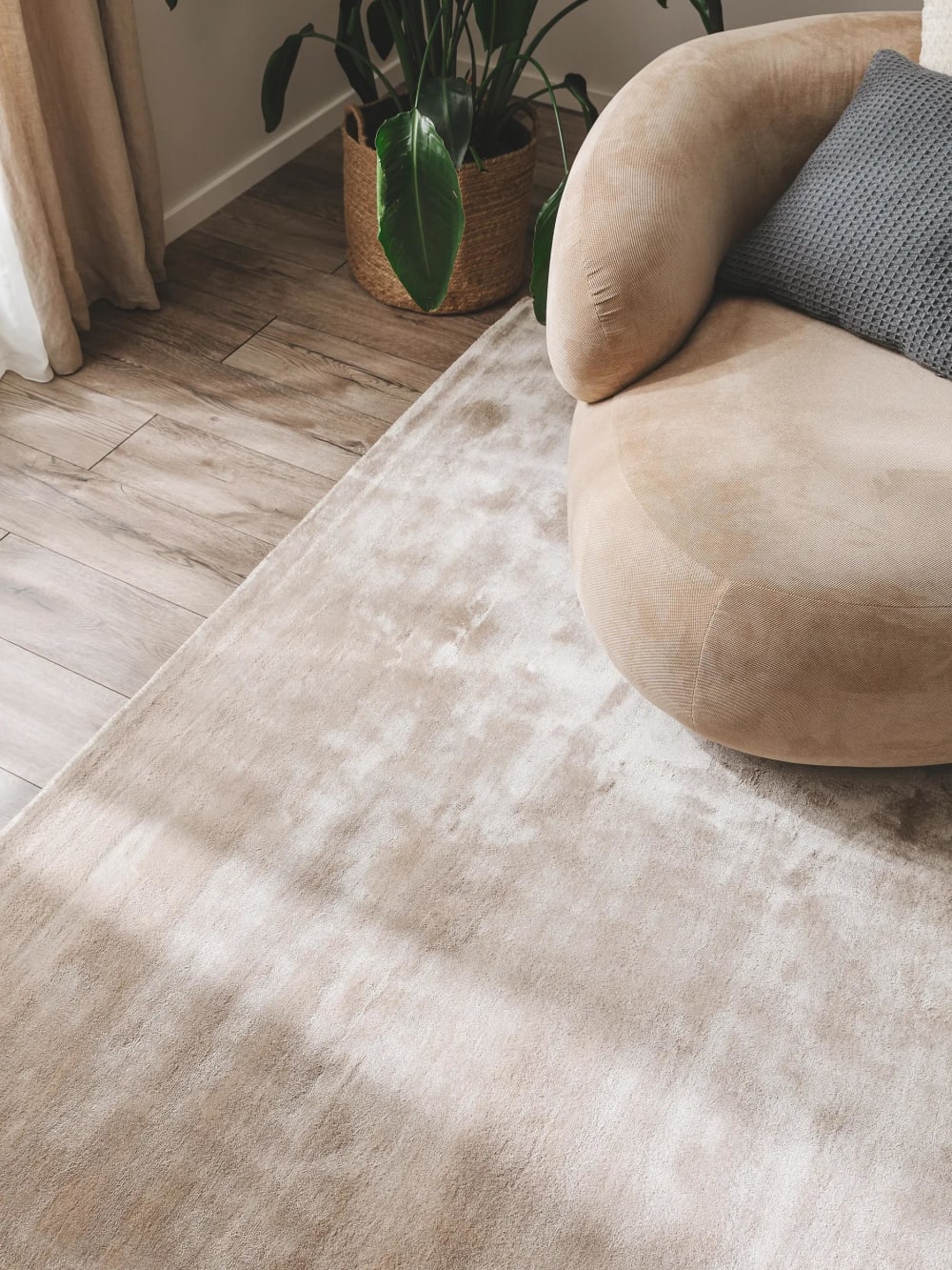 Tapis en viscose taupe 120x170 — vue 4