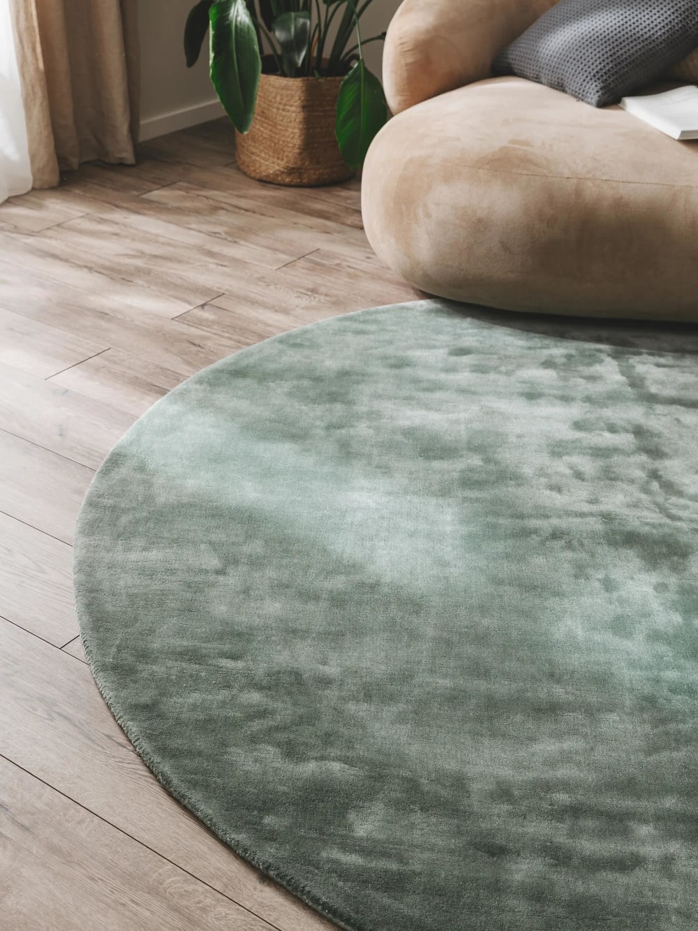 Tapis en viscose rond vert clair D 120 — vue 4