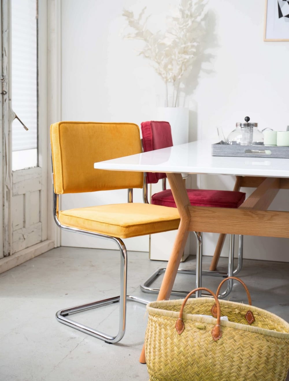 Chaise de repas en velours jaune