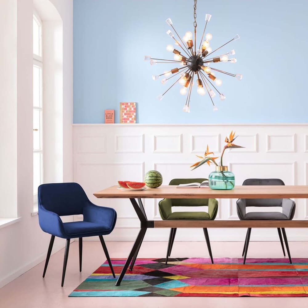 Chaise avec accoudoirs en velours bleu pétrole et acier