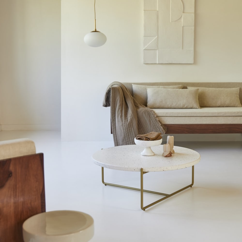 Tikamoon Couchtisch aus Terrazzo und Metall confetti style modern Mehrfarbig Marmor