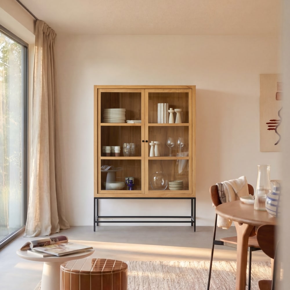 Tikamoon Hoher Vitrinenschrank aus massivem Teakholz style classic chic Beige