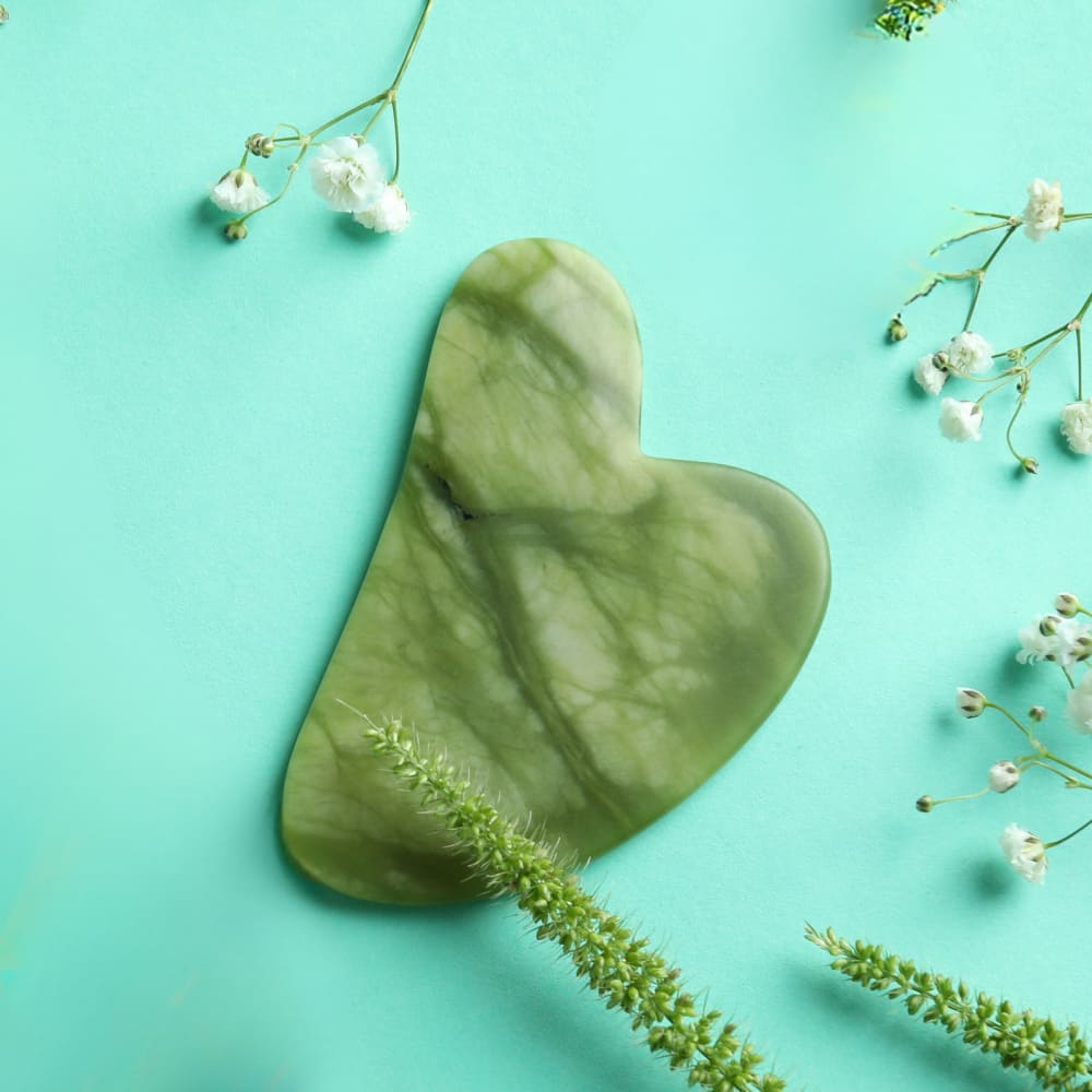 1 Gua Sha in Herzform aus grünem Jadestein + Hülle - Maisons Du