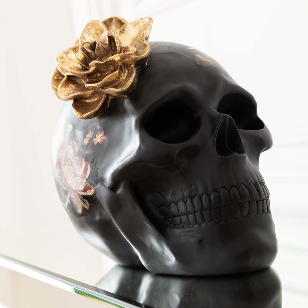 Deko-Objekt Totenkopf mit Blüte aus Polyresin, schwarz, H22cm -