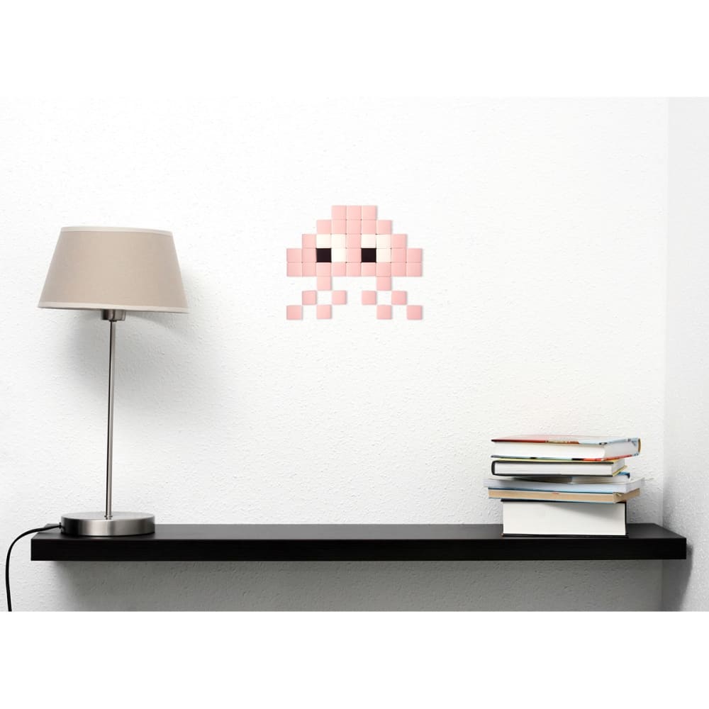 Mosaïque invaders en verre rose — vue 3