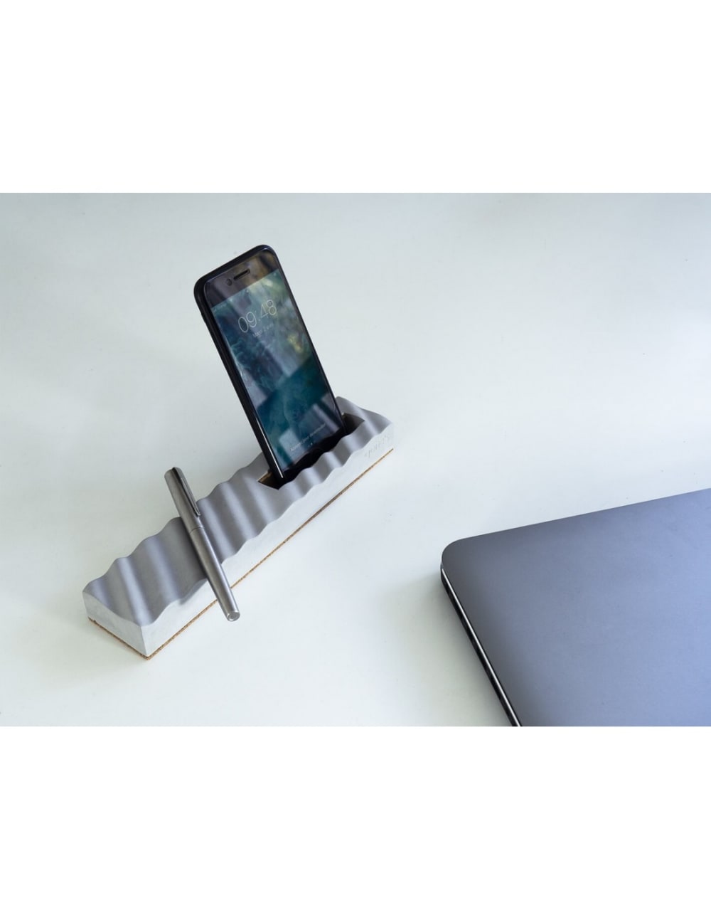 Support téléphone et stylos en béton — vue 3