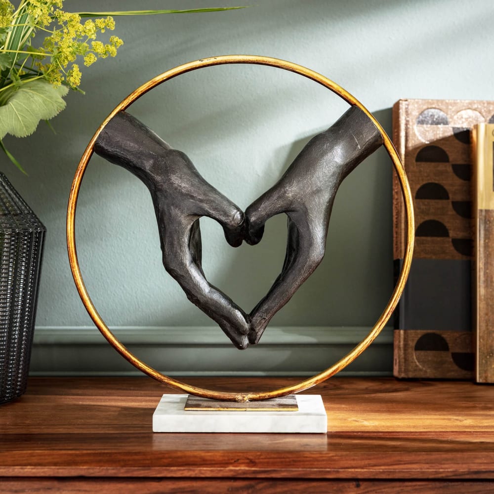 Statuette mains coeur dans anneau doré en polyrésine - Maisons du Monde