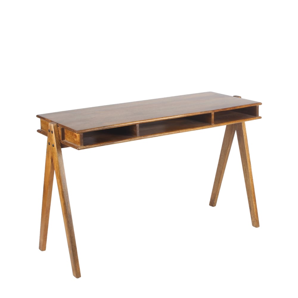 Escritorio de madera marrón