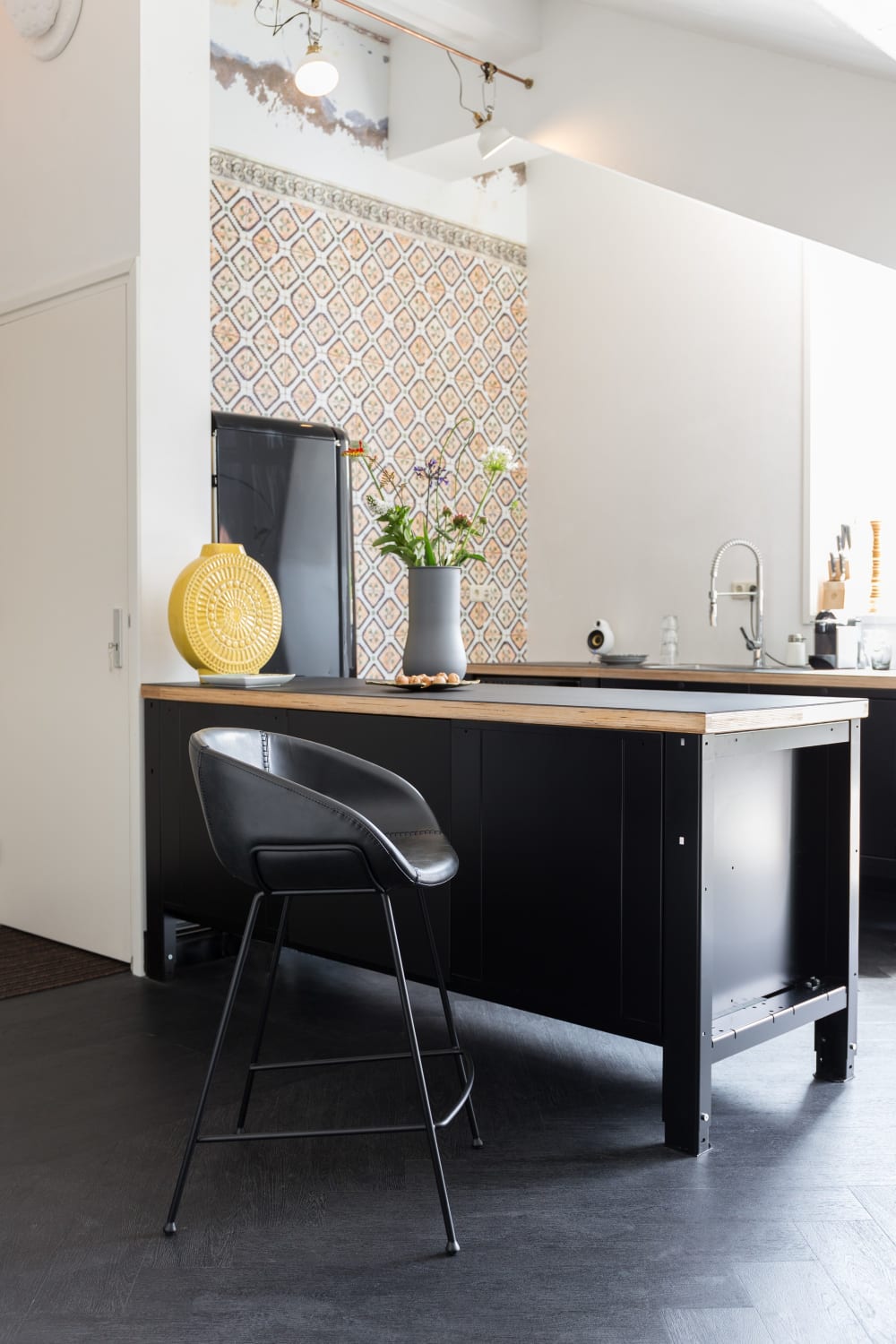 Sgabello da banco in pelle nera - Zuiver