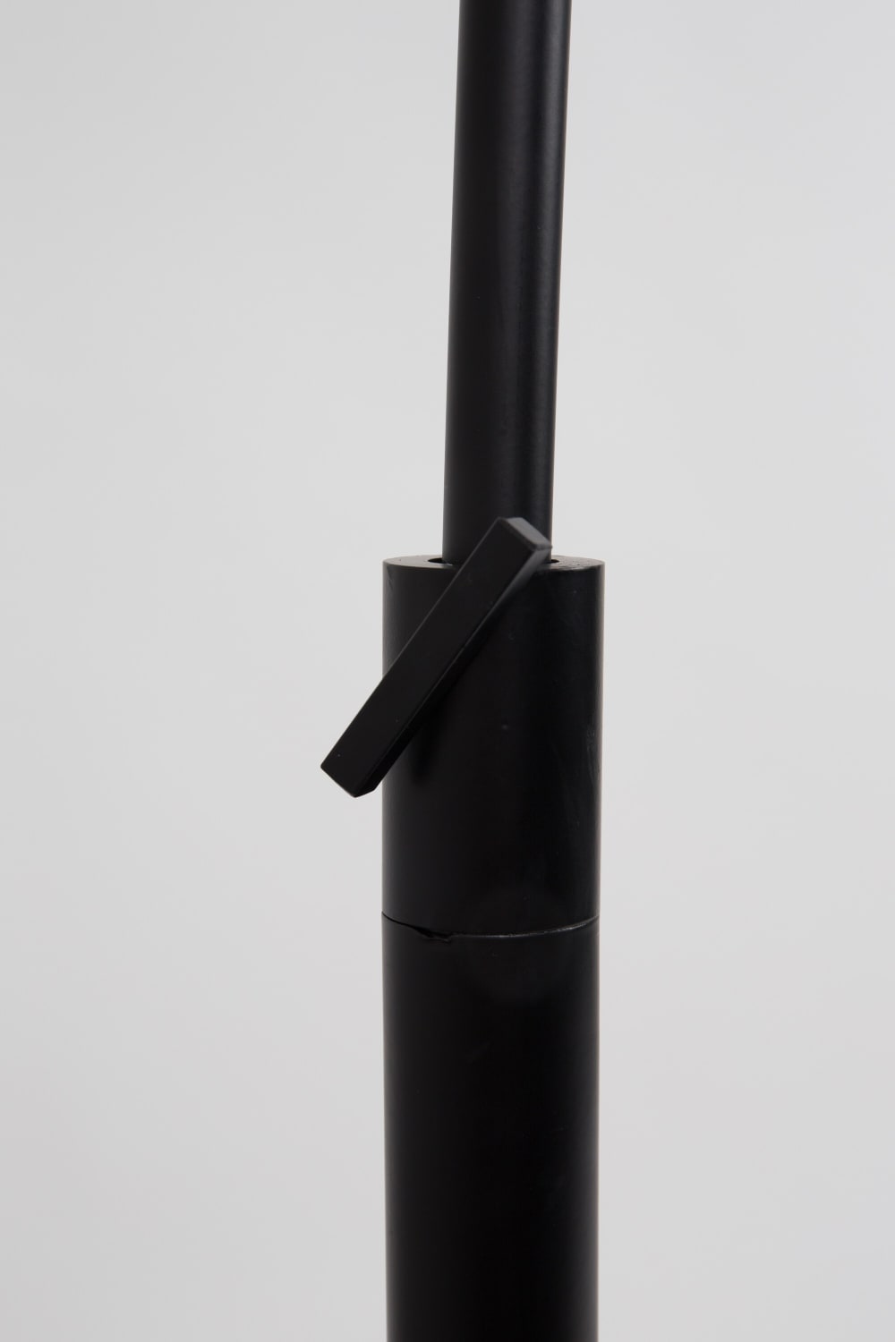 Lampadaire en métal noir — vue 4