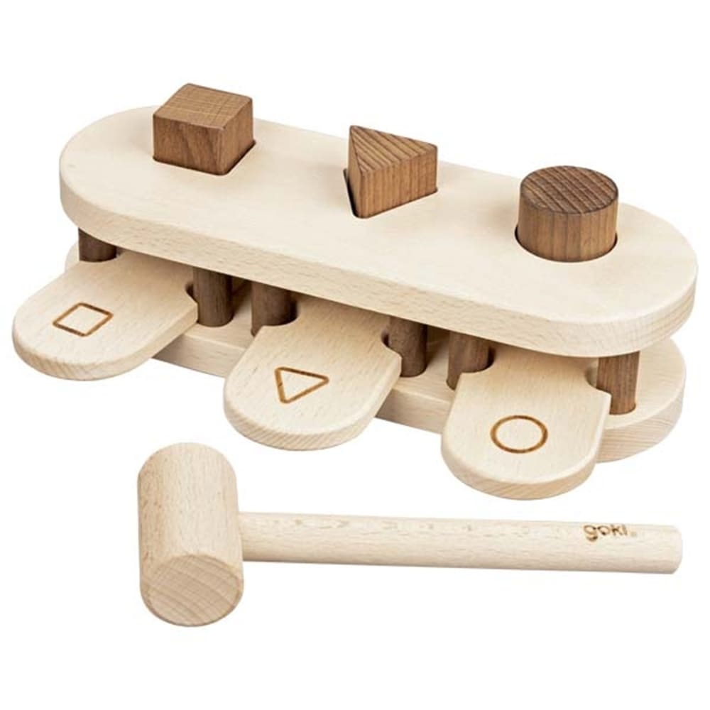 GOKI 100% unbehandeltes Holz auch für die Kleinsten. Mit genauen Hammerschlägen sprengen Sie die Holzklötze. Hammerbank der Marke Goki nature. Ref.
