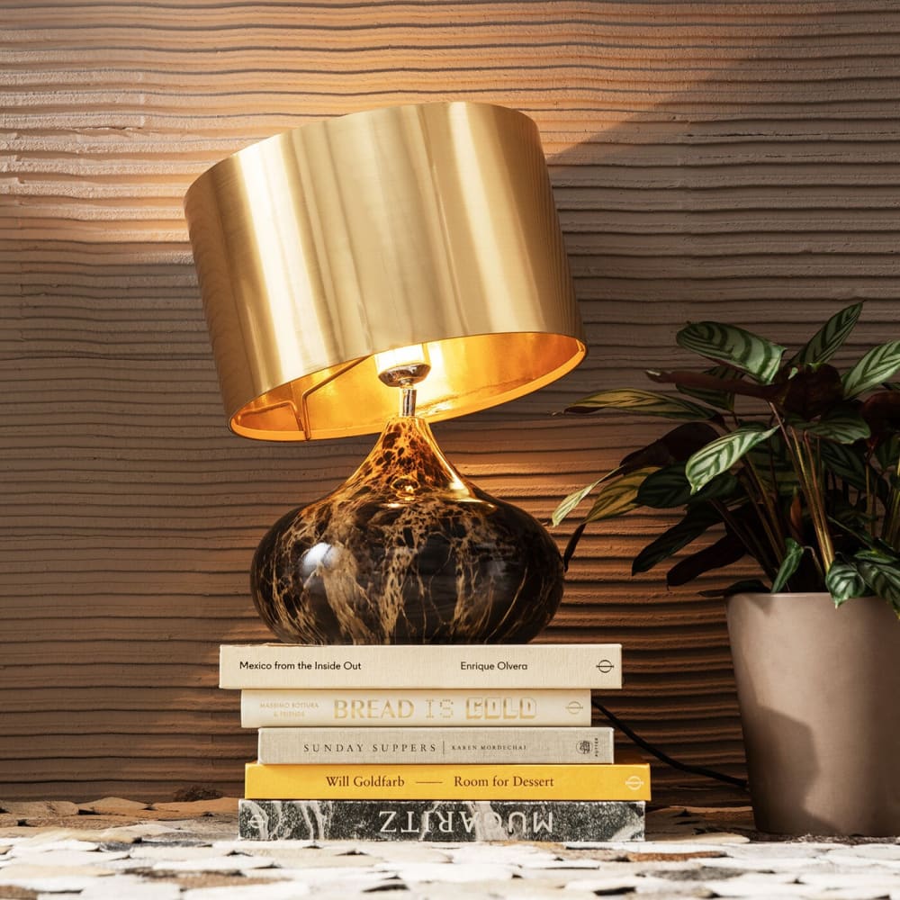 Lampe effet marbre marron et abat-jour doré - Maisons du Monde