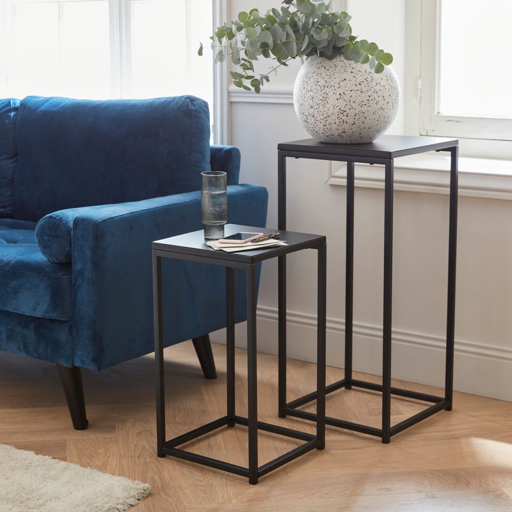 Lot de 2 tables d'appoints gigognes noires Lot de 2 tables d'appoints gigognes noires