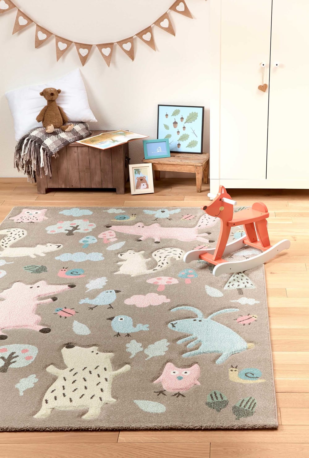 Kuscheliger Kinderteppich braun bunt mit Tier Muster, robust