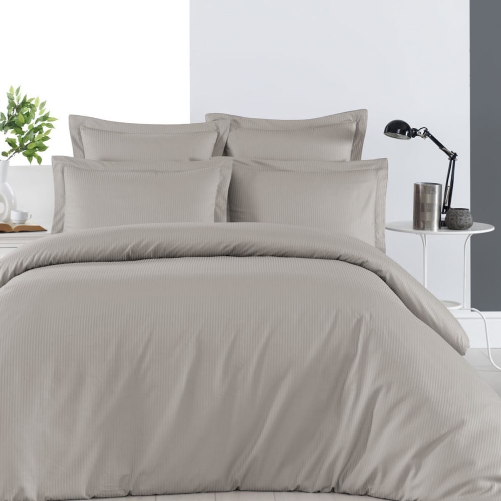 2 taies d'oreiller rayées en satin de coton taupe 65x65 cm - Maisons du Monde