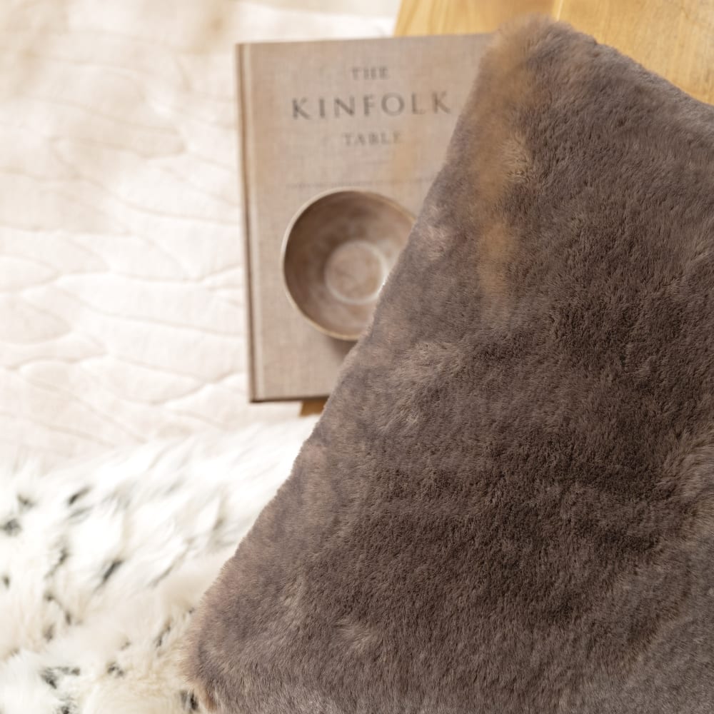 Housse de coussin fausse fourrure écureuil gris brun 40x40 - Maisons du Monde