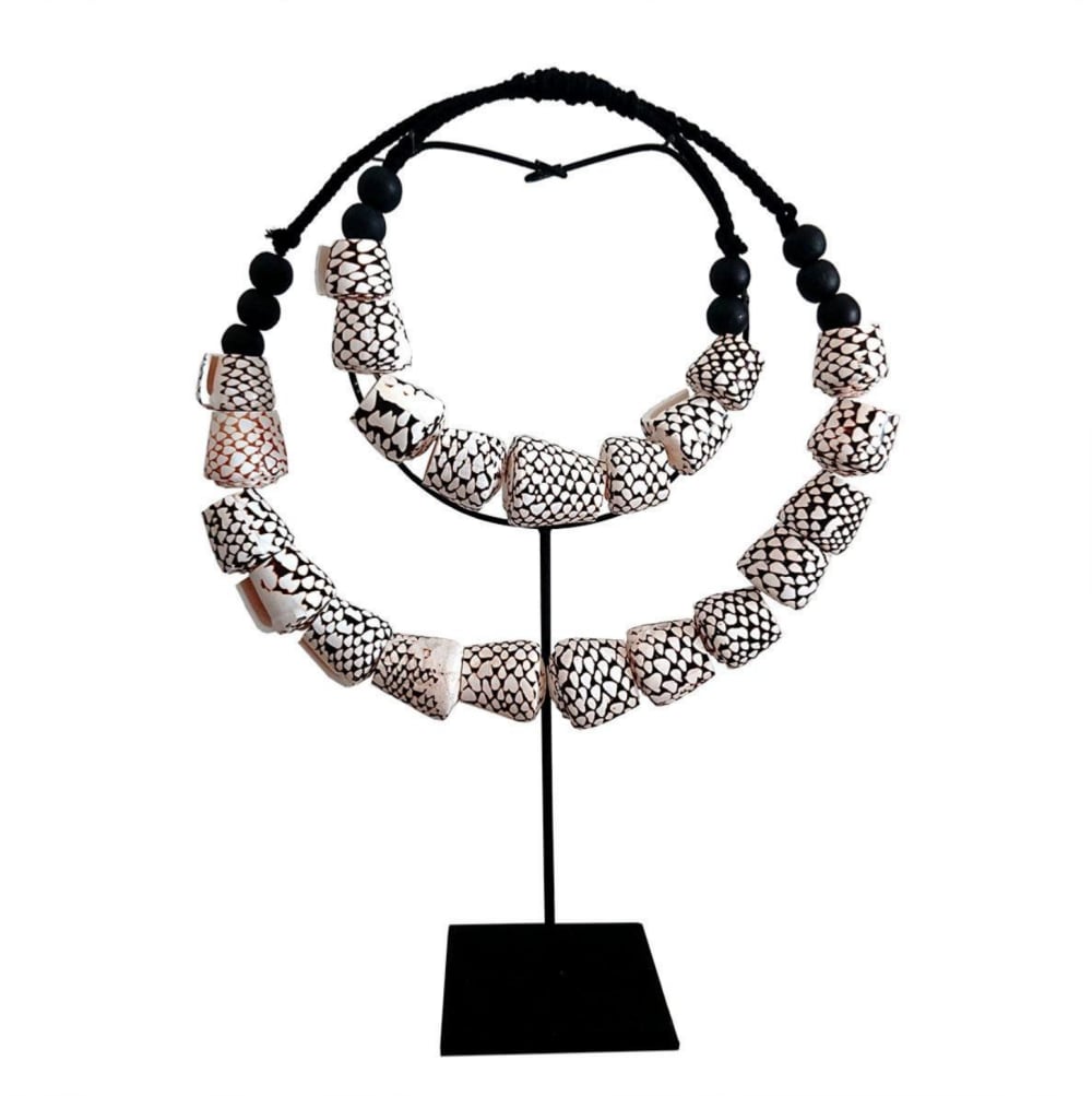 Estatua collar Kirma negro de grandes conchas