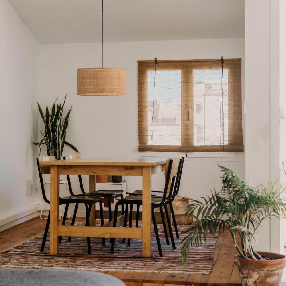 Suspension en rotin avec câble noir