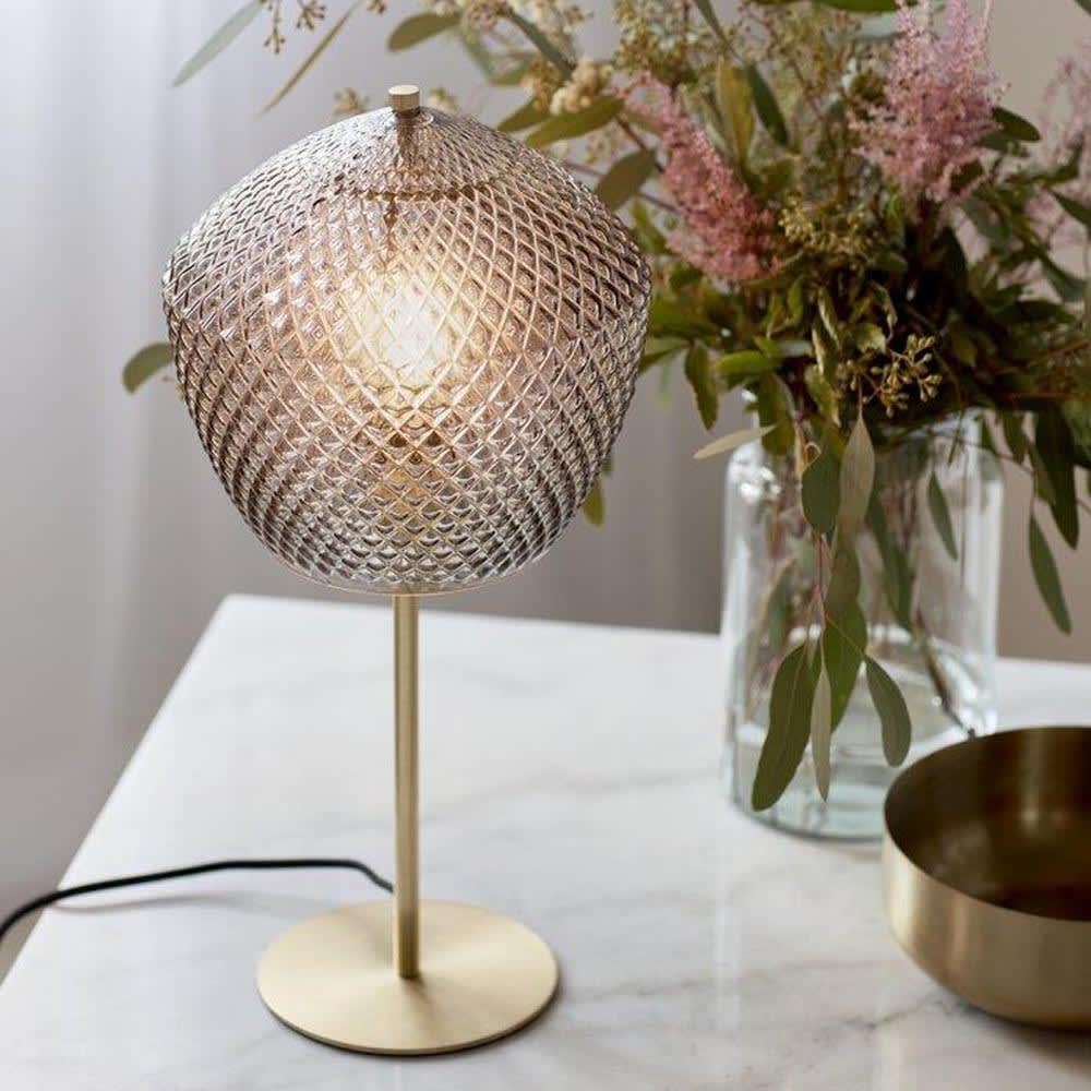 Lampe de table dorée avec abat-jour en forme de pentagone — vue 4