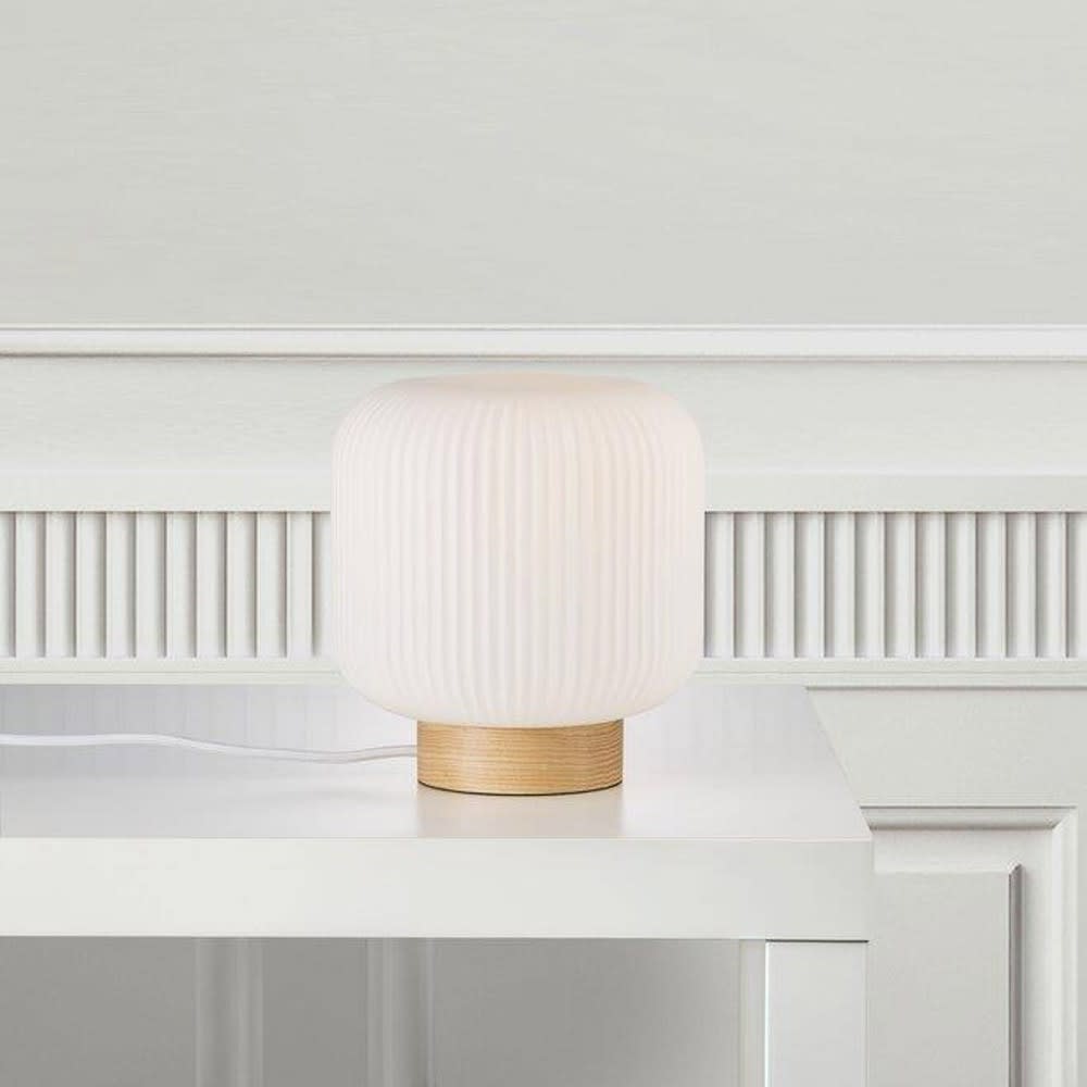 Lampe de table avec socle en bois et abat-jour en verre