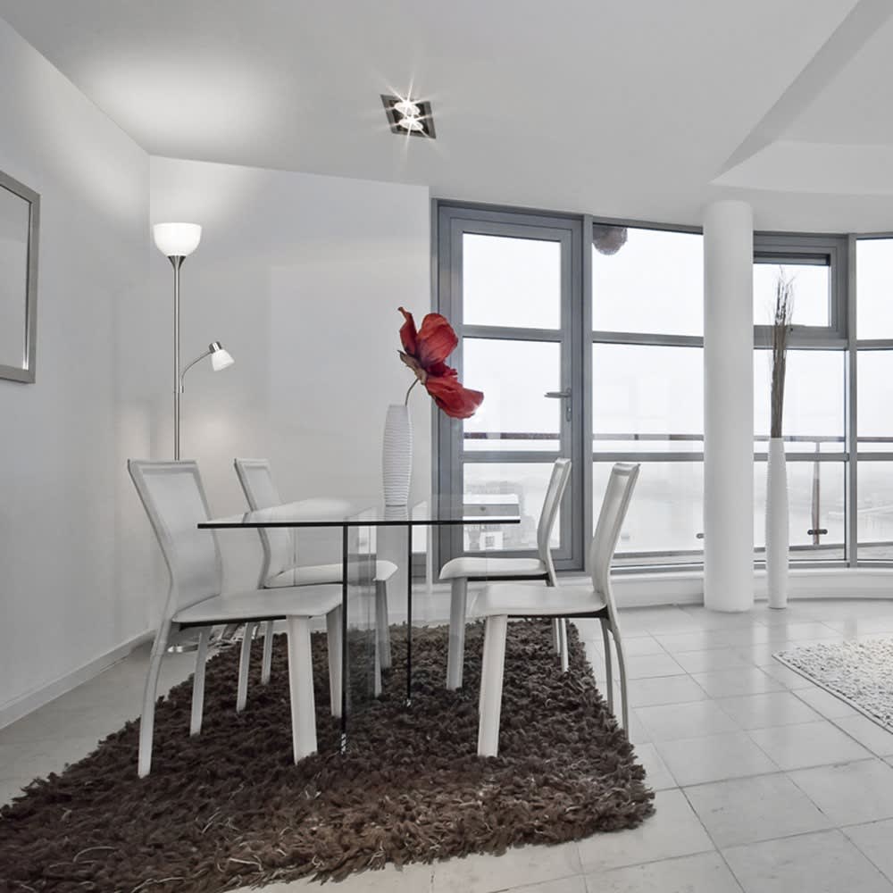 Lampadaire LED avec liseuse en métal argenté et blanc — vue 3