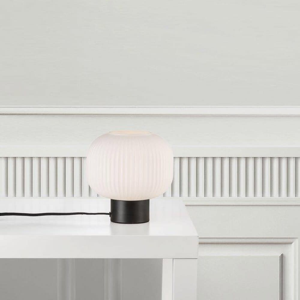 Lámpara de mesa negro con elgante tulipa de cristal opal - Maisons du Monde