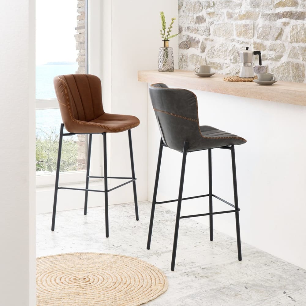 Taburete alto con patas de metal con efecto piel marrón. - Maisons du Monde