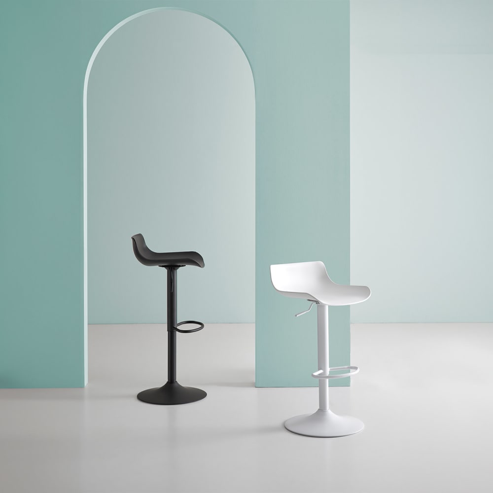 Taburete negro con asiento de polipropileno y patas de metal. - Maisons du Monde